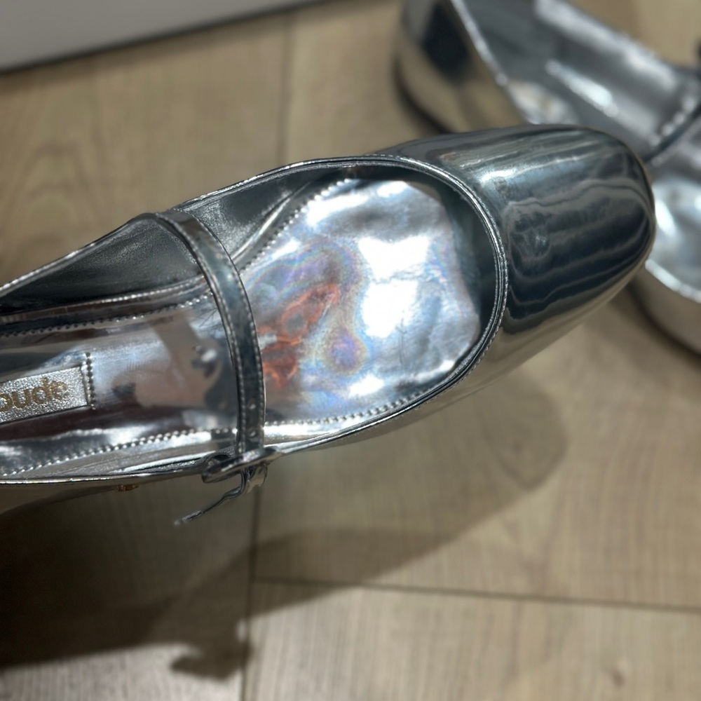 Larroude Blair Ballet Flat In Silver Specchio size 7.5. Preowned in box - Picture 6 of 10